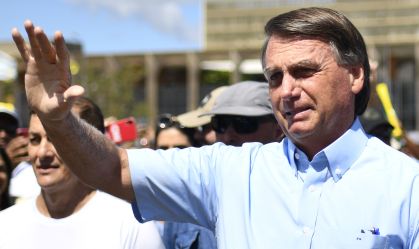 Presidente Jair Bolsonaro (PL) acena a apoiadores em Brasília