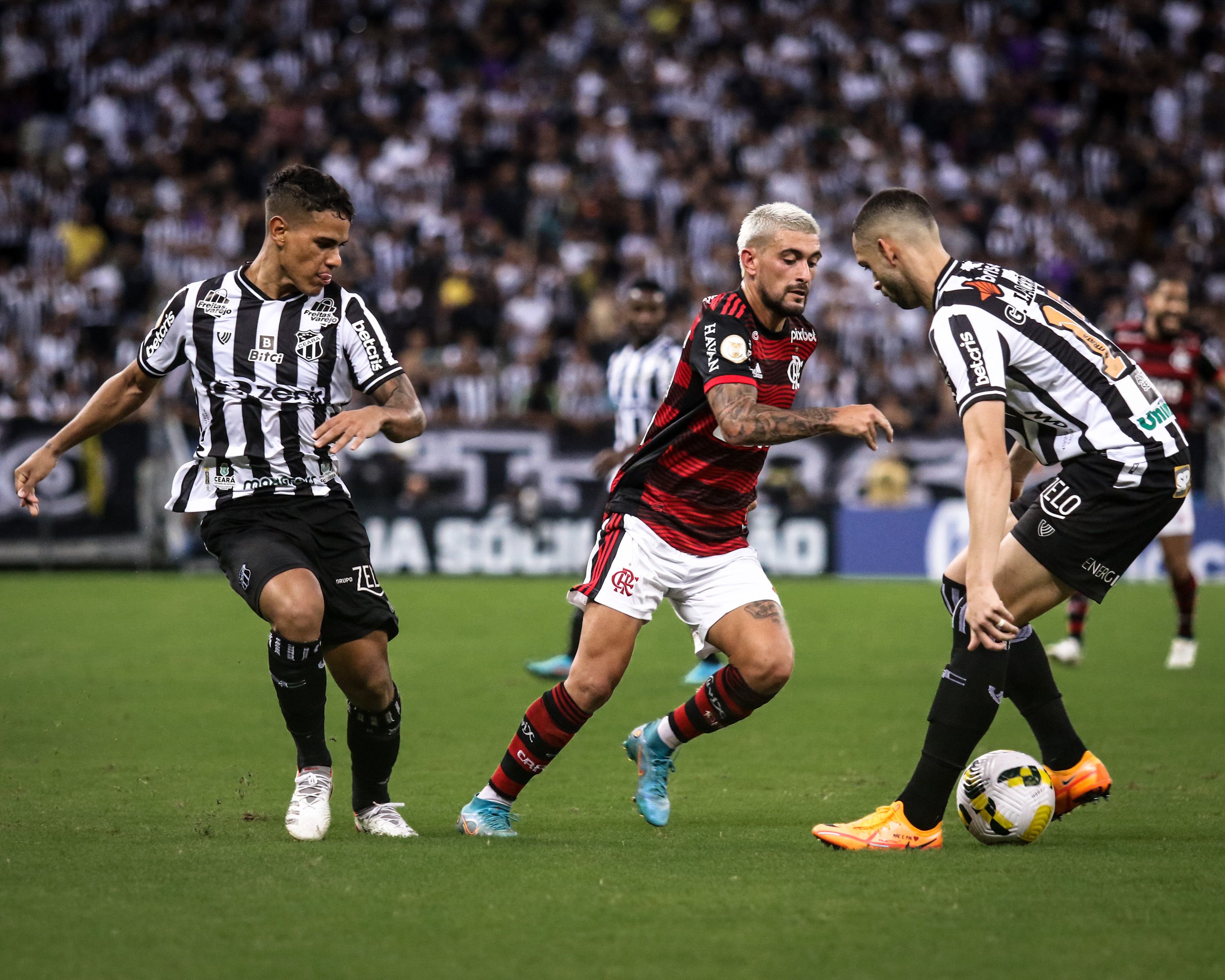 Ceará e Flamengo se enfrentando na arena Castelão / LUCAS EMANUEL/AGIF - AGÊNCIA DE FOTOGRAFIA/AGIF - AGÊNCIA DE FOTOGRAFIA/ESTADÃO CONTEÚDO