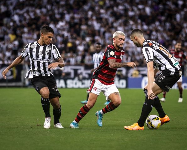 Ceará e Flamengo se enfrentando na arena Castelão / LUCAS EMANUEL/AGIF - AGÊNCIA DE FOTOGRAFIA/AGIF - AGÊNCIA DE FOTOGRAFIA/ESTADÃO CONTEÚDO