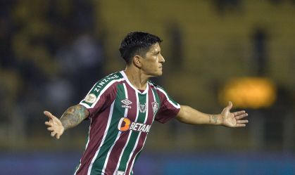 Cano é expulso após mostrar celular com imagem de gol validado pelo VAR