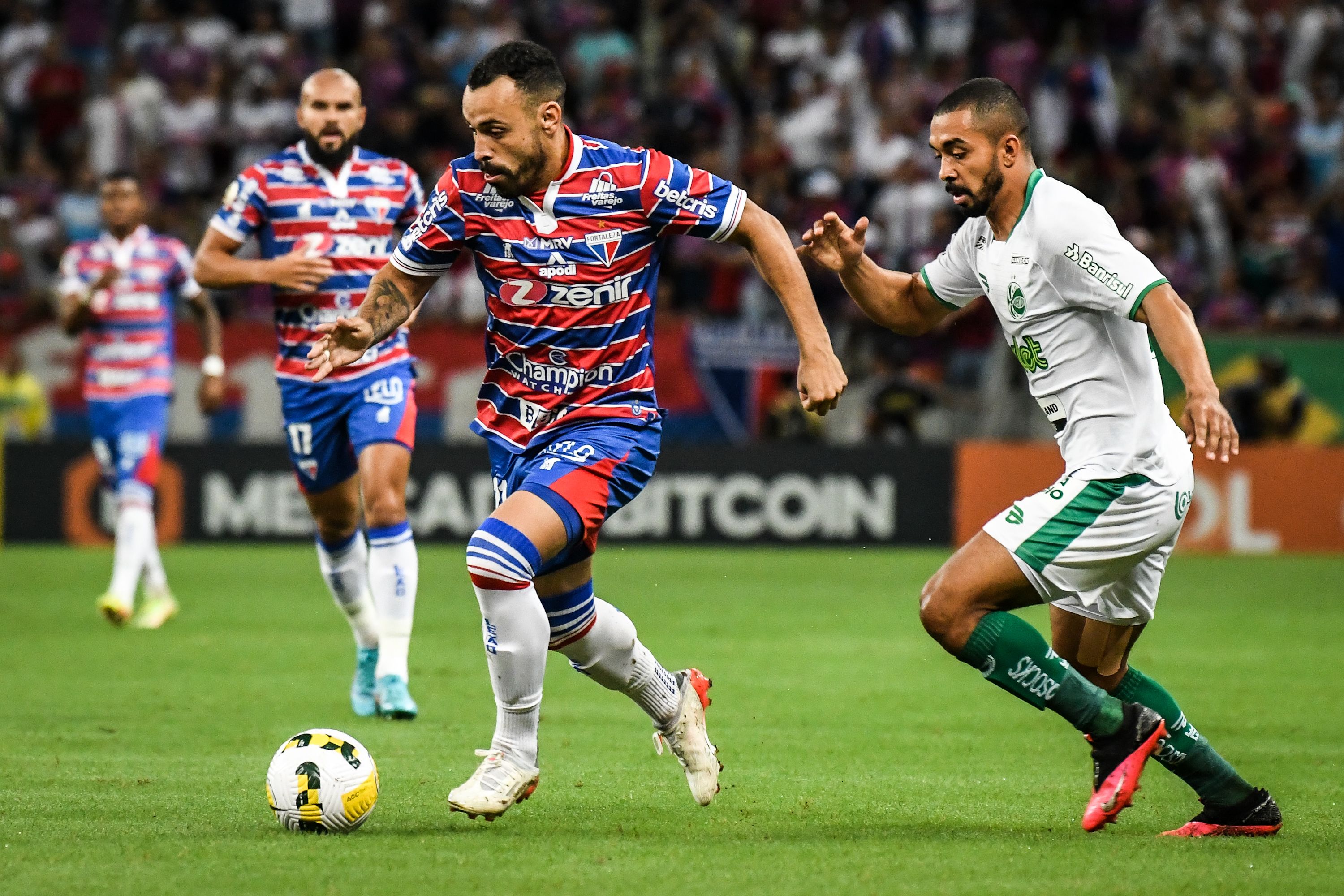 Jogador do Fortaleza disputa lance com adversário do Juventude durante partida no estádio Arena Castelão pelo Campeonato Brasileiro (Foto: Keli Pereira/Agif - Estadão Conteúdo)