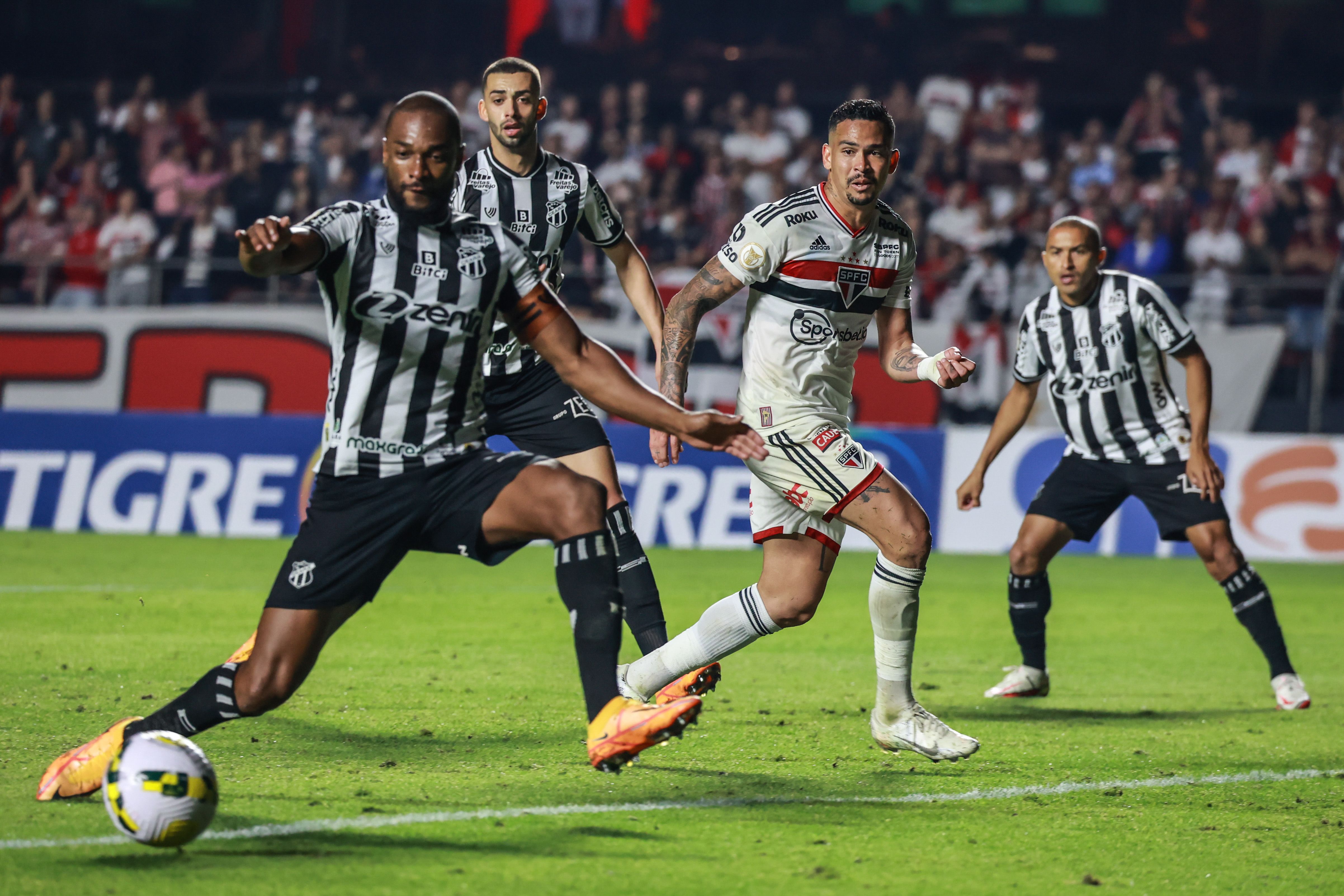 Lance do empate entre São Paulo e Fortaleza, no Morumbi, pelo Campeonato Brasileiro