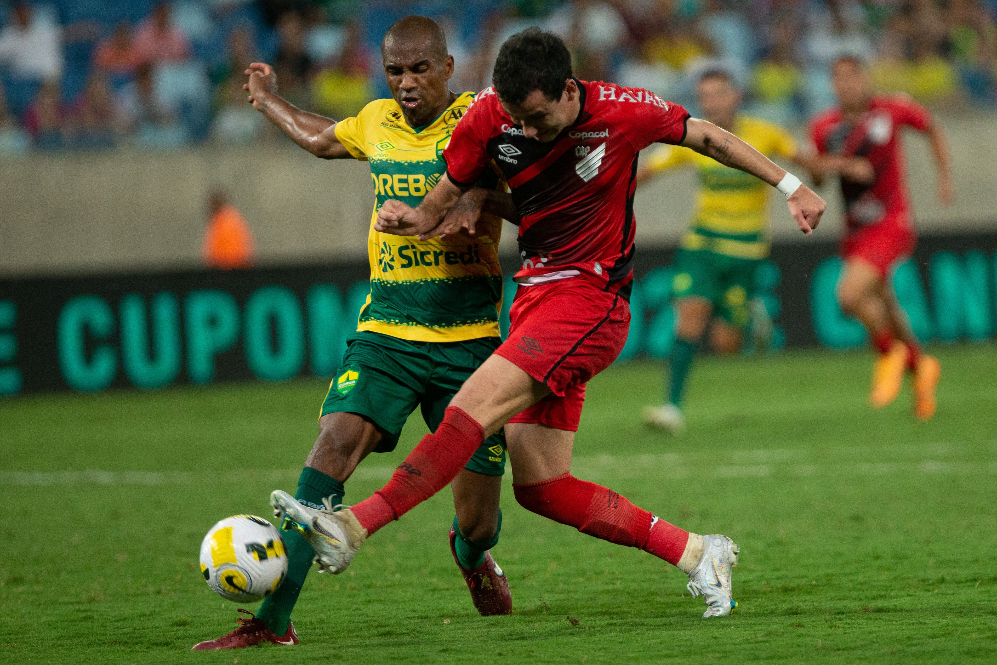 Lance da vitória do Athletico-PR sobre o Cuiabá em partida realizada na Arena Pantanal pelo Campeonato Brasileiro (Foto: Gil Gomes/Agif/Estadão Conteúdo)