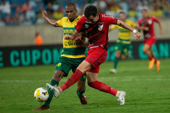 Lance da vitória do Athletico-PR sobre o Cuiabá em partida realizada na Arena Pantanal pelo Campeonato Brasileiro (Foto: Gil Gomes/Agif/Estadão Conteúdo)