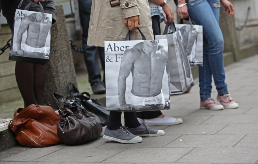 Compradores seguram sacolas de compras da Abercrombie & Fitch do lado de fora da loja em Londres, em 2010 / Bloomberg via Getty Images