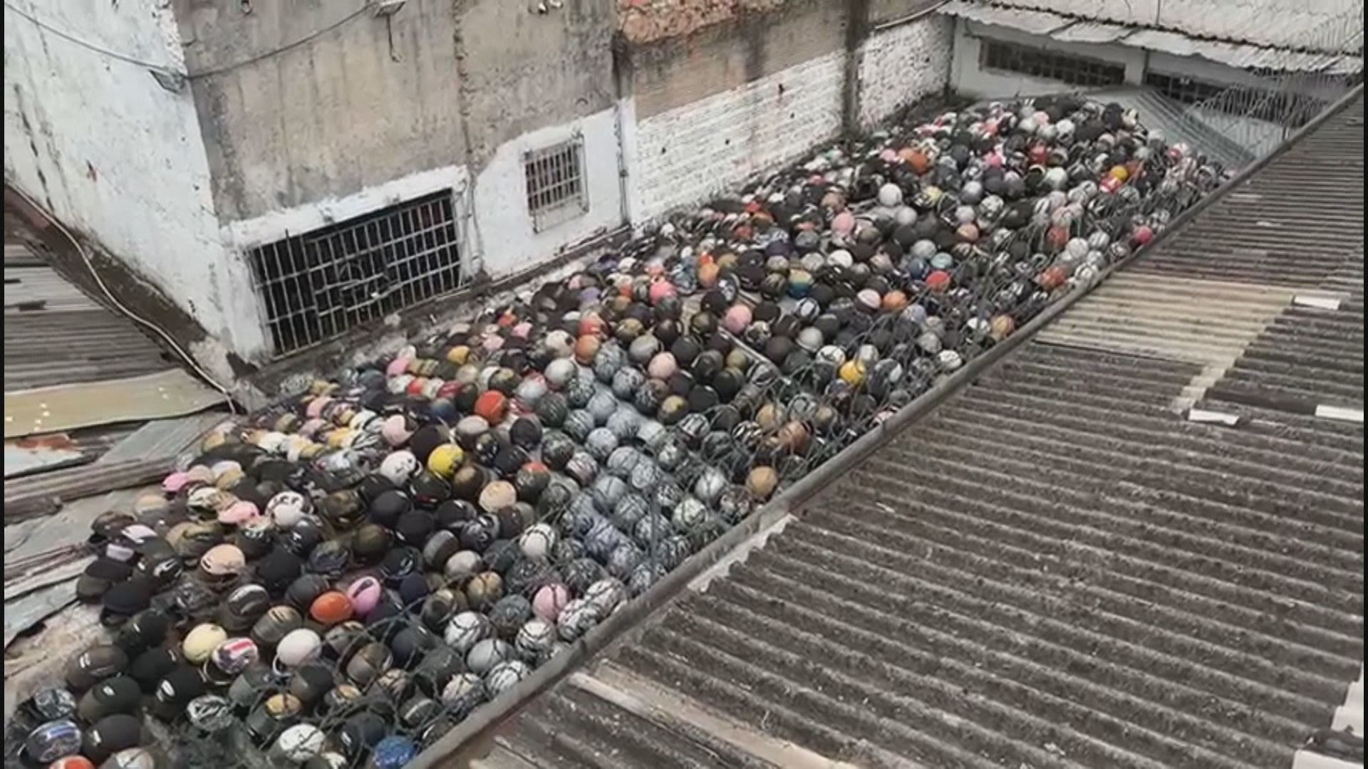 A Polícia Civil de São Paulo investiga a origem de milhares de capacetes encontrados no telhado de um prédio no Centro da capital