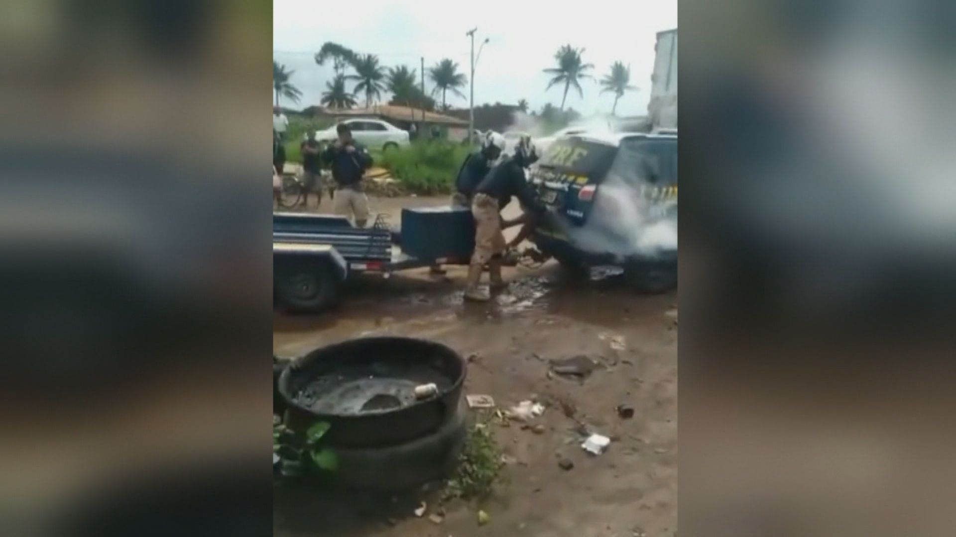 Homem de 38 morreu após abordagem da Polícia Rodoviária Federal em Sergipe; imagens postadas nas redes sociais mostram que os agentes o mantiveram no interior de veículo tomado por fumaça