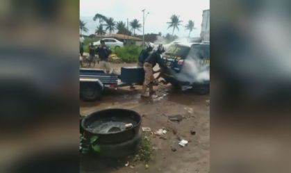 Homem morre em "câmara de gás" dentro de viatura da PRF, acusam familiares