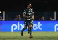 Palmeiras vence Santos e assume liderança do Brasileiro com empate do Corinthians