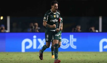 Palmeiras vence Santos e assume liderança do Brasileiro com empate do Corinthians
