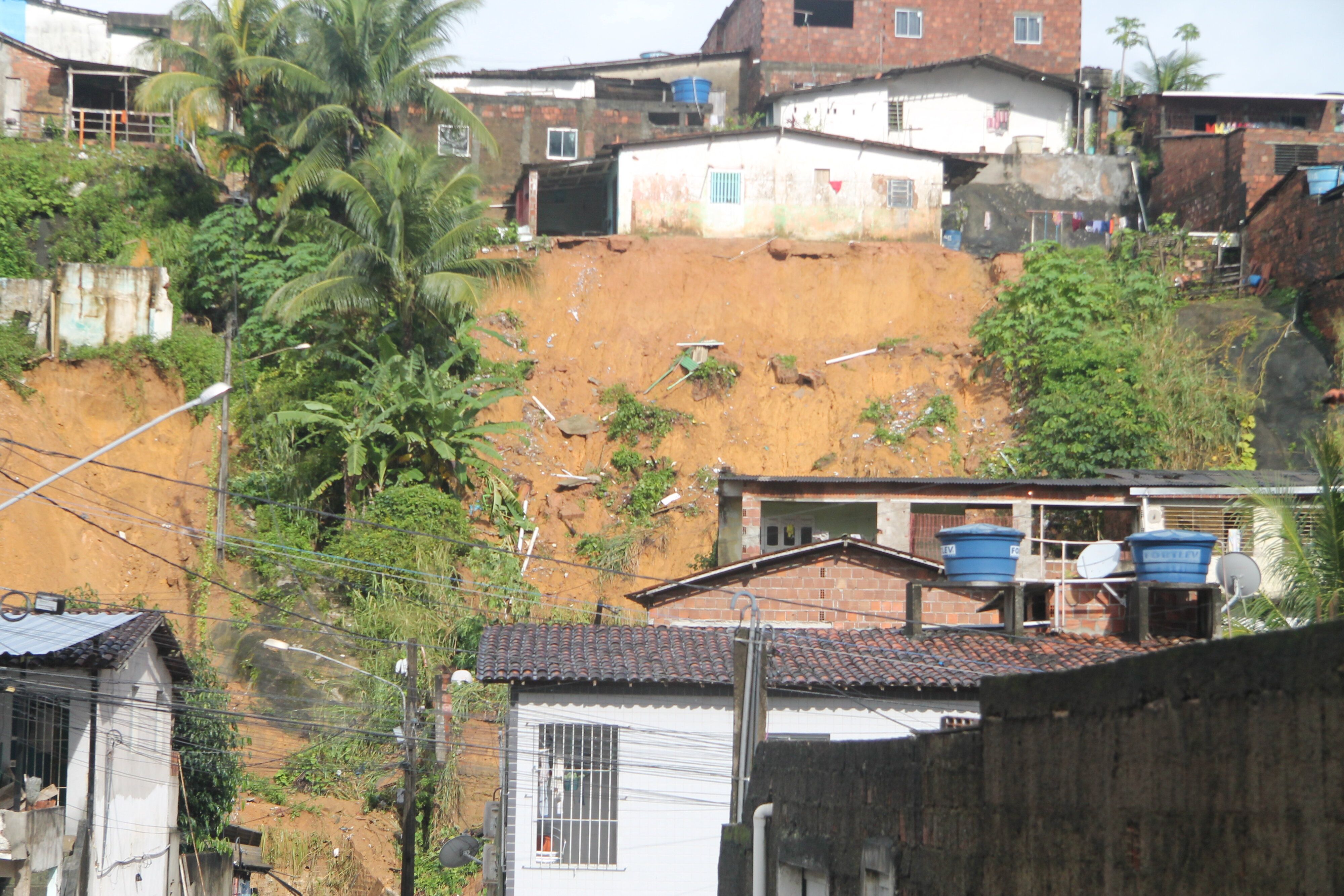 Bombeiros procuram por vítimas de deslizamento na divisa entre Recife e Jaboatão dos Guararapes, em Pernambuco