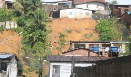Bombeiros procuram por vítimas de deslizamento na divisa entre Recife e Jaboatão dos Guararapes, em Pernambuco