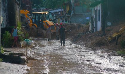 Bombeiros buscam por vítimas de deslizamento na divisa entre Recife e Jaboatão dos Guararapes, em Pernambuco