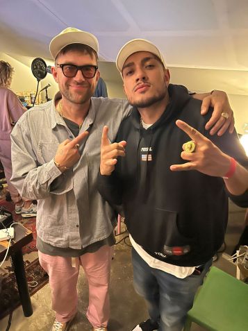 Vocalista do Gorillaz, Damon Albarn, e MC Bin Laden em estúdio no Rio de Janeiro. / Arquivo Pessoal