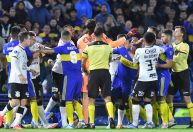 Torcedor do Boca Juniors é flagrado fazendo gestos racistas à torcida do Corinthians