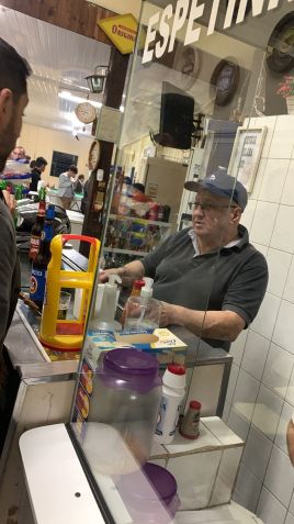 Dionísio atende clientes da Lanchonete Aquarius, em Curitiba, nesta quinta-feira (26), usando um boné da Jovem Dionísio. / Arquivo Pessoal