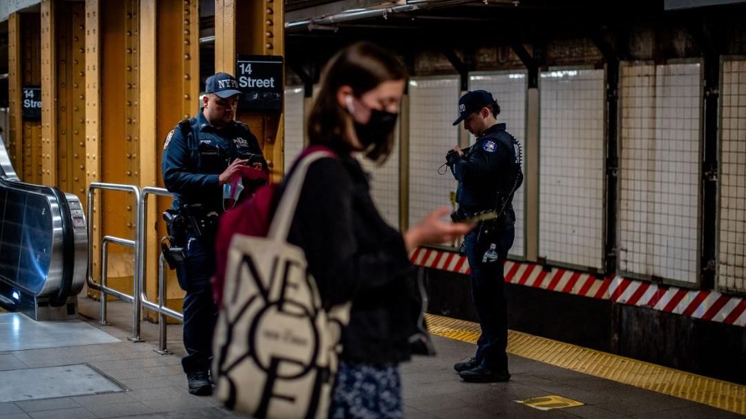 Equipes adicionais de policiais foram mobilizadas após tiroteio no metrô no Brooklyn