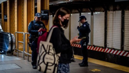 Equipes adicionais de policiais foram mobilizadas após tiroteio no metrô no Brooklyn
