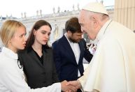 Papa se encontra com esposas de soldados que defendem siderúrgica em Mariupol