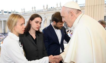 Papa se encontra com esposas de soldados que defendem siderúrgica em Mariupol