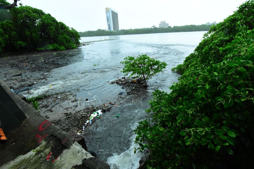 No Recife a chuva teve início às 16h desta sexta, 27, e continua sem intervalo neste sabado, 28. A previsão é de mais chuvas no grande Recife e fora da capital. imagens de alagamento na rua da Aurora no centro do Recife / ESTADÃO CONTEÚDO