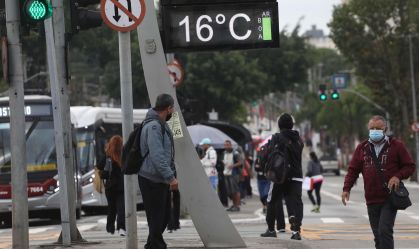 FRENTE FRIA ATINGE CIDADE MOVIMENTAÇÃO PEDESTRES
