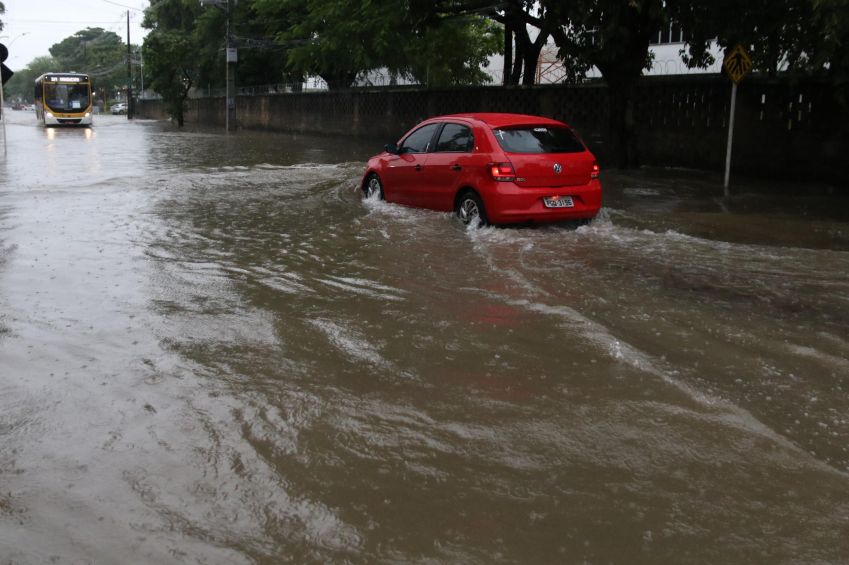 Vista de alagamento na Zona Oeste de Recife (PE), após fortes chuvas que castigam a capital pernambucana neste sábado (28) / MARLON COSTA/FUTURA PRESS/ESTADÃO CONTEÚDO