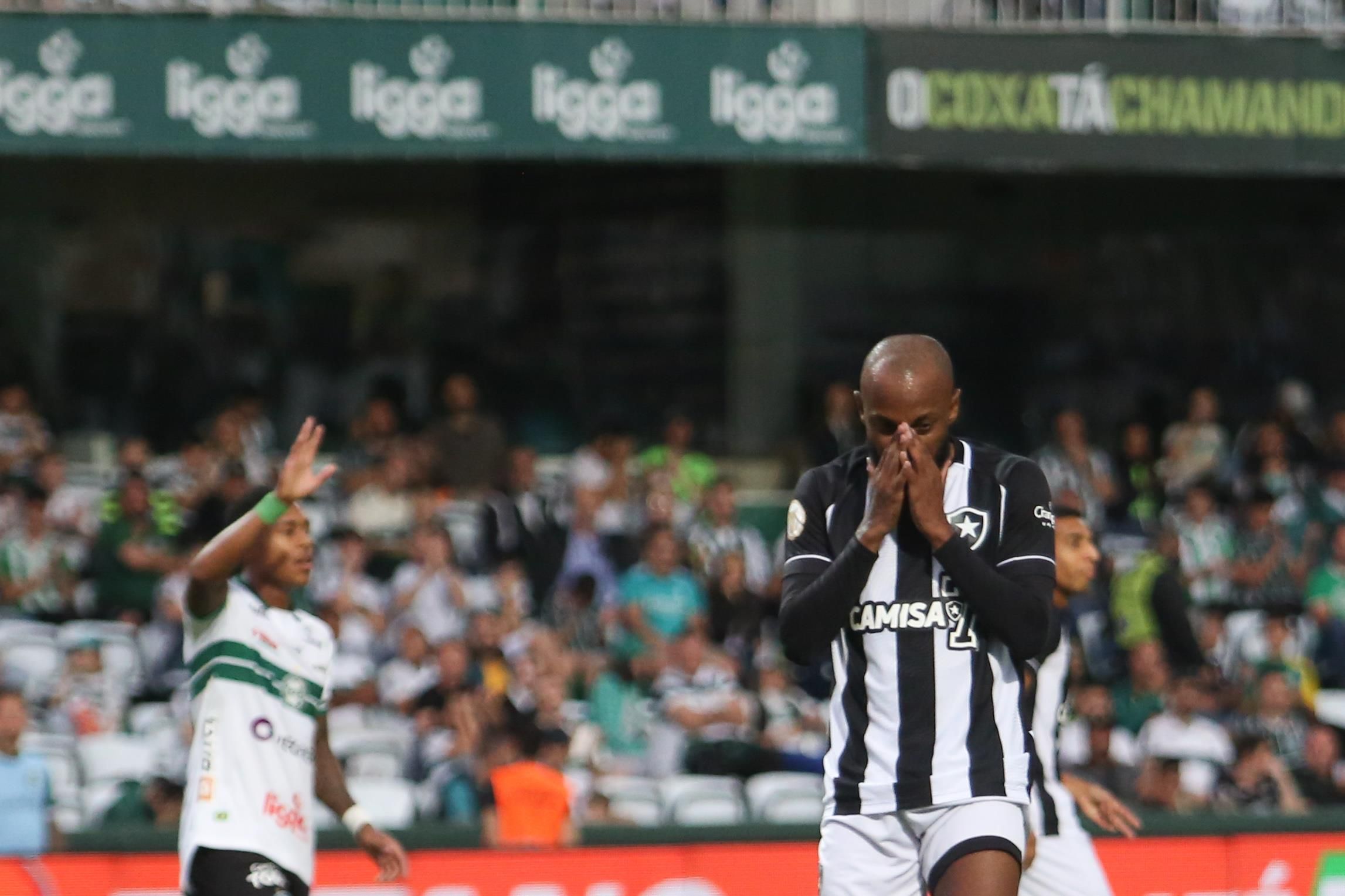 Lance da vitória do Coritiba sobre o Botafogo em partida realizada neste domingo (29) na capital paranaense (Foto: Emerson Nogueira/Futura Press/Estadão Conteúdo)
