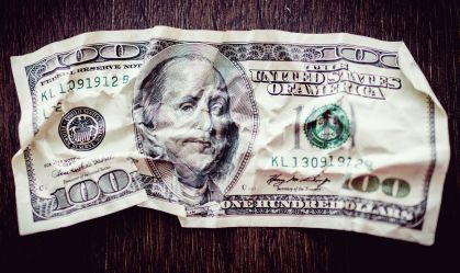 Ex-refugiada procura mulher que lhe deu nota de US$ 100 e mudou sua vida anos atrás