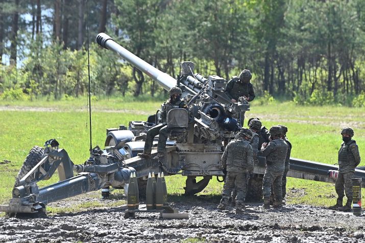 Canhão M-777 Howitzer enviado pelos EUA / Lennart Preiss/Getty Images