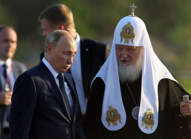 Presidente russo Vladimir Putin ao lado do líder da Igreja Ortodoxa Russa, Cirilo I / Mikhail Svetlov/Getty Images