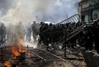 Polícia e manifestantes se enfrentam em Paris após tiroteio em comunidade curda