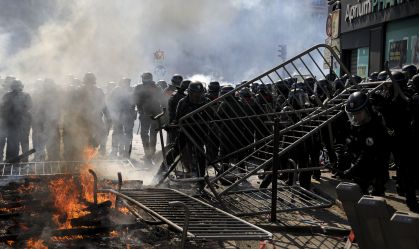 Violência irrompe em protestos de 1º de Maio em Paris; manifestantes criticam Macron