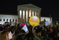 Possível proibição do aborto gera protestos contra e a favor nos EUA; entenda o caso
