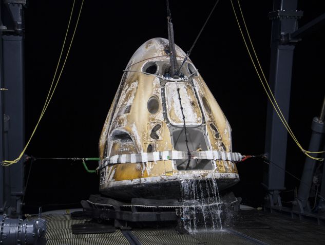 A nave SpaceX Crew Dragon Endurance logo após pousar com astronautas no Golfo do México, em 6 de maio de 2022. / Aubrey Gemignani/NASA via Getty Images