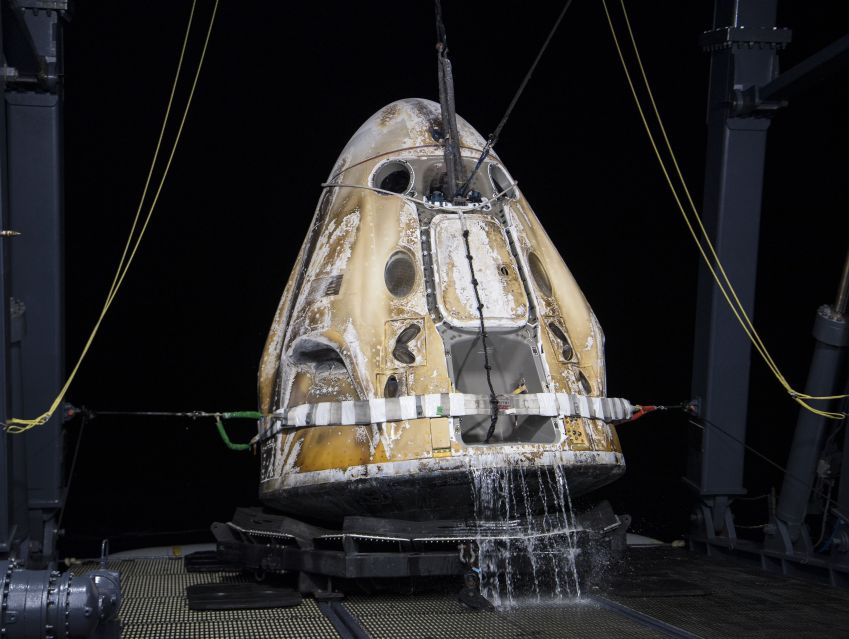 A nave SpaceX Crew Dragon Endurance logo após pousar com astronautas no Golfo do México, em 6 de maio de 2022. / Aubrey Gemignani/NASA via Getty Images