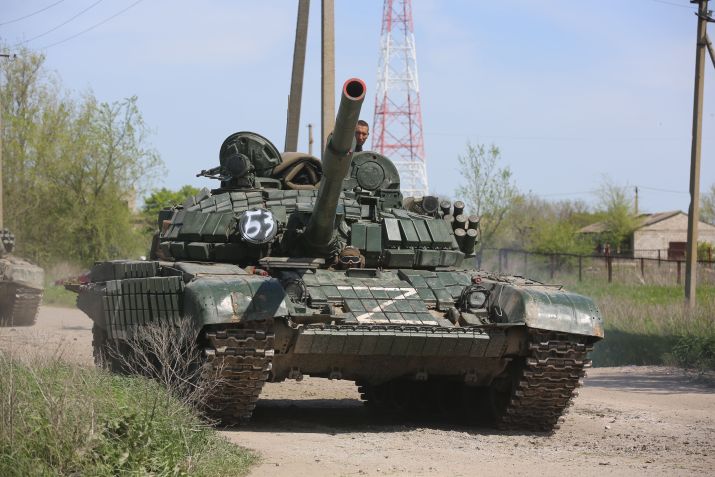 Tanque de guerra operado por forças separativas pró-Rússia na região leste da Ucrânia / Anadolu Agency via Getty Images