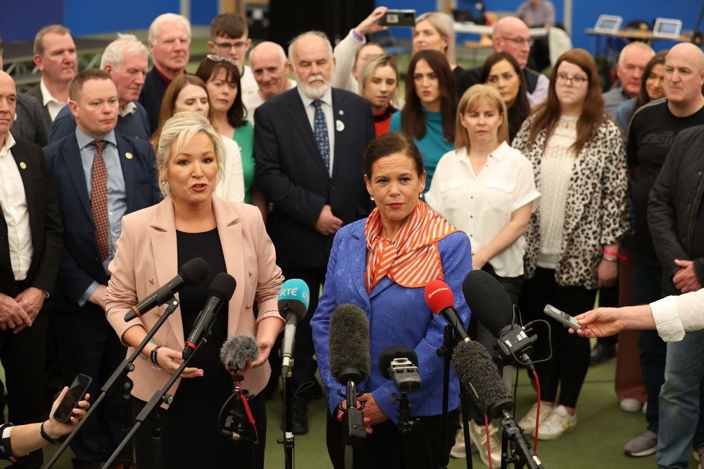 07.mai.2022 - A vice-presidente do Sinn Féin, Michelle O'Neill (à esquerda) com a presidente Mary Lou McDonald / PA Images via Getty Images