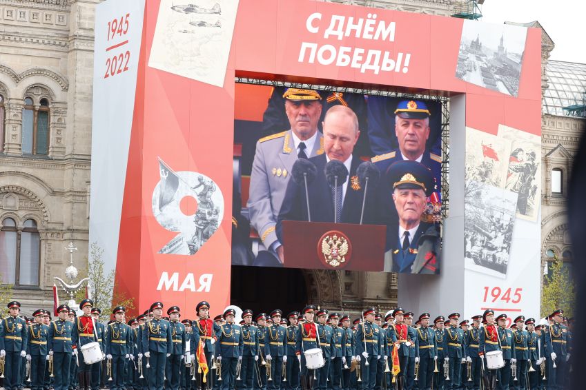 Presidente russo Vladimir Putin é visto em telão enquanto discursa no 77º aniversário do "Dia da Vitória". O desfile militar, que acontece na Praça Vermelha, no dia 9 de maio, comemora a vitória do Exército Vermelho soviético contra a Alemanha nazista, na Segunda Guerra. / Sefa Karacan/Agência Anadolu via Getty Images