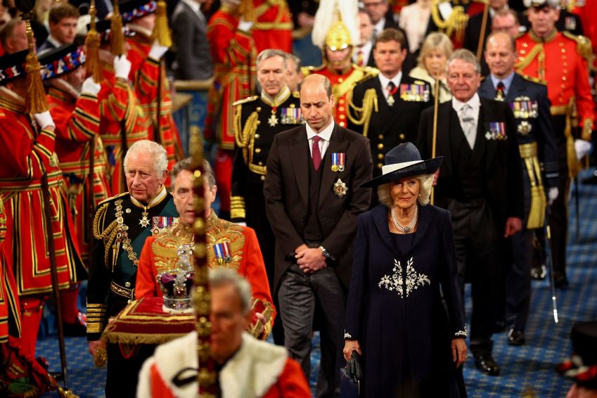 Charles e William em direção ao trono do Parlamento / Hannah McKay - WPA Pool/Getty Images