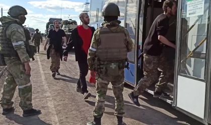 Imagem divulgada pelo Ministério de Defesa da Rússia mostra soldados ucranianos sendo retirados da planta siderúrgica de Azovstal, em Mariupol - 17/05/2022