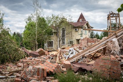 Escombros de prédio destruído na região de Donbass, no leste da Ucrânia