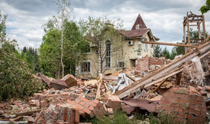 Escombros de prédio destruído na região de Donbass, no leste da Ucrânia