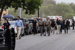 Após o ataque à Robb Elementary School, no Texas, policiais isolaram o local