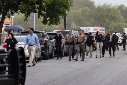 Após o ataque à Robb Elementary School, no Texas, policiais isolaram o local