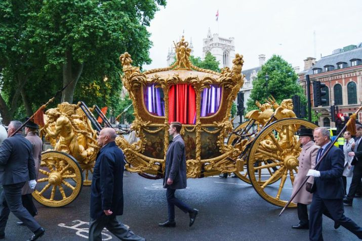 A carruagem de ouro é um dos itens mais icônicos da Coroa Britânica, e desfilará na parada de domingo (5) em homenagem à rainha; na imagem, participa do ensaio para as paradas / PA Images via Getty Images