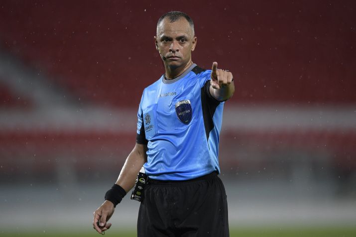 O árbitro Wilton Sampaio gesticula durante partida da Copa Sul-Americana, em 02 de dezembro de 2020, em Avellaneda, Argentina. / Juan Mabromata - Pool/Getty Images