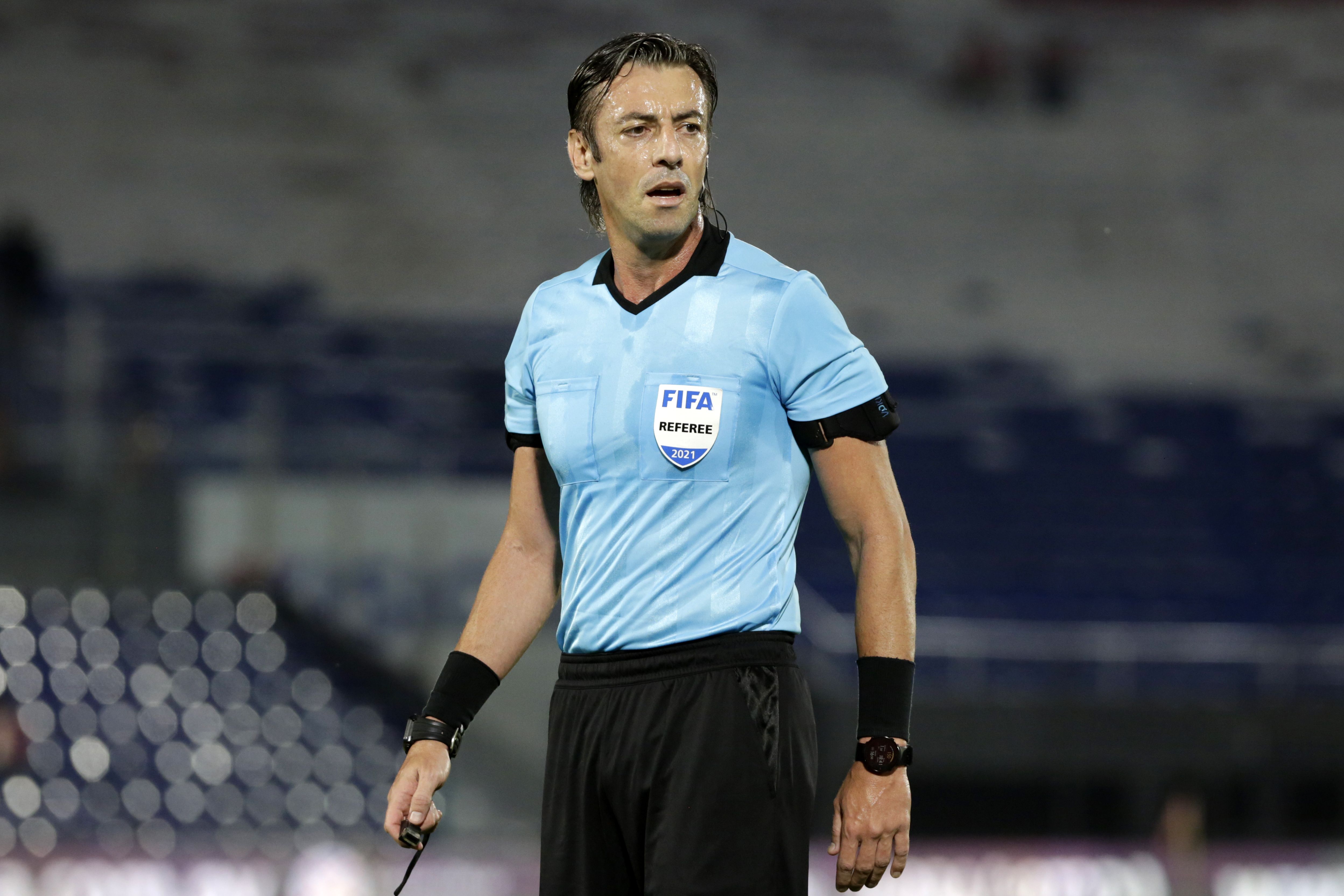 Árbitro Raphael Claus em uma partida entre Paraguai e Colômbia como parte das Eliminatórias da Copa do Catar, em 05 de setembro de 2021, em Assunção, Paraguai. / Christian Alvarenga/Getty Images