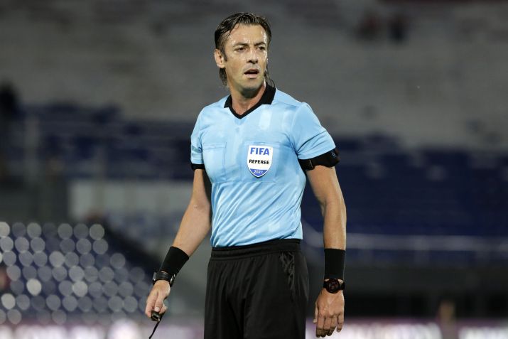 Árbitro Raphael Claus em uma partida entre Paraguai e Colômbia como parte das Eliminatórias da Copa do Catar, em 05 de setembro de 2021, em Assunção, Paraguai. / Christian Alvarenga/Getty Images