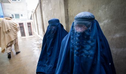 Mulheres podem ser obrigadas novamente a cobrir o rosto no Afeganistão